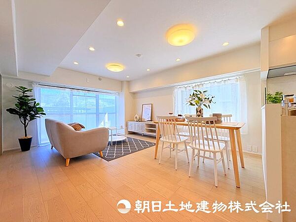 家族が自然と集まるリビングは、毎日の暮らしを心地よく彩る安らぎの空間です。家具の配置やインテリア次第で、お好みの雰囲気にコーディネートできます。