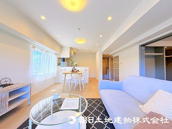 日々の暮らしの中心となるリビングは、居心地の良さと使いやすさを兼ね備えた空間です。家族との会話を楽しみながら、快適な時間を過ごせます。