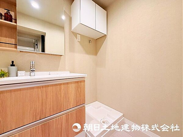 朝の準備から帰宅後の手洗いまで、家族みんなが使いやすい洗面所。快適な暮らしを支える実用的なスペースです。