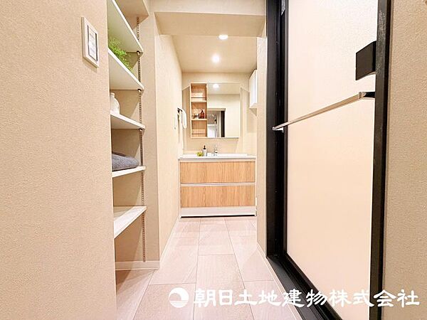 朝の準備から帰宅後の手洗いまで、家族みんなが使いやすい洗面所。快適な暮らしを支える実用的なスペースです。