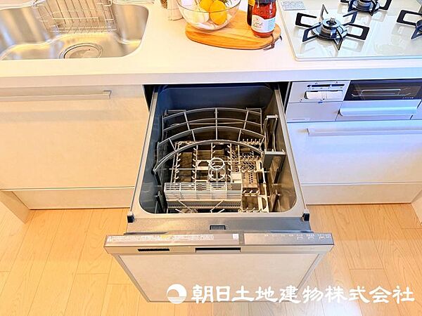 食器洗いの負担を軽減してくれる食洗器を備えたキッチン。家事の効率化をサポートし、ゆとりある時間を生み出します。