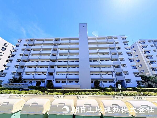 落ち着いた印象の外観は、住まいの第一印象を彩る魅力的なポイント。周囲の街並みに調和した佇まいです。