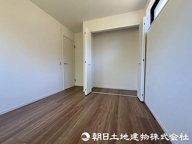 <収納>各所に収納がありお洋服やお荷物をすっきりと収納できます。