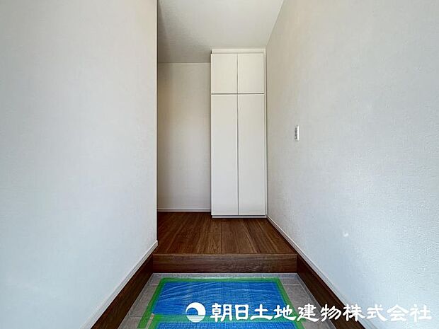 <玄関>靴をすっきりと収納できるシューズボックス付きです。