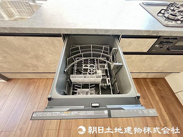 <キッチン>ご家族5人分の食器類を洗浄できる容量のビルトイン食器洗浄機付です。