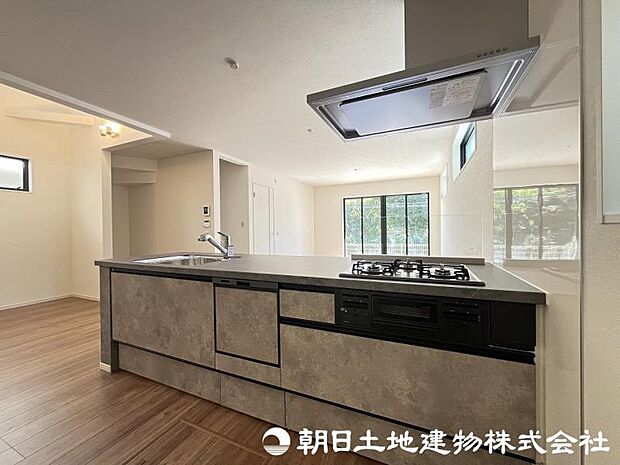 <キッチン>お料理中も会話が弾む明るい対面キッチンです。