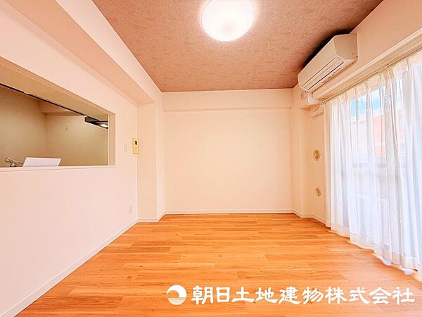 住まう方のライフスタイルに合わせて自由に使えるリビング空間。家族団らんの時間はもちろん、趣味やくつろぎのひとときにもぴったりです。