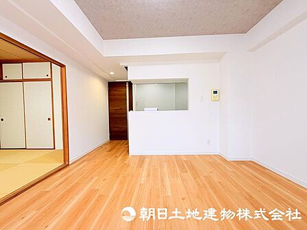 日々の暮らしの中心となるリビングは、居心地の良さと使いやすさを兼ね備えた空間です。家族との会話を楽しみながら、快適な時間を過ごせます。