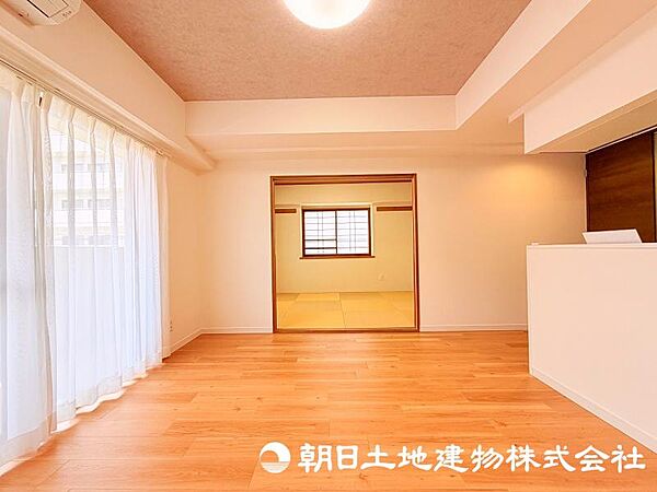 家族が自然と集まるリビングは、毎日の暮らしを心地よく彩る安らぎの空間です。家具の配置やインテリア次第で、お好みの雰囲気にコーディネートできます。