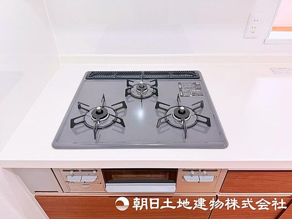 三つ口コンロを備えた使い勝手の良いキッチン。複数の料理を同時に進めることができ、毎日の調理を効率よくサポートします。