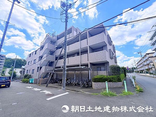 流行りに惑わされないモダンな外観は、主張し過ぎず、又、平凡になり過ぎず、閑静な街によく映えます。