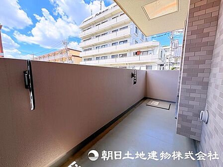 住まいに開放感をプラスするバルコニー。日当たりや風通しを感じながら、心地よい時間を過ごせる場所です。