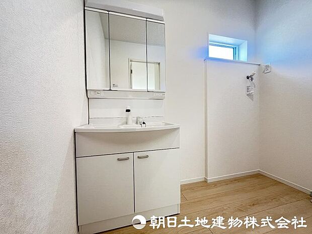 <洗面台>すっきりと収納ができる三面鏡タイプの洗面台です。