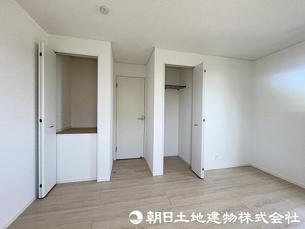 <収納>お洋服やお荷物をすっきりと収納できるクローゼット付です。