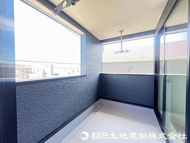 <バルコニー>急な雨でも安心の大型インナーバルコニーが魅力です。