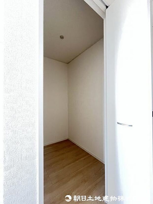 <収納>ご夫婦で使えるウォークインクローゼットも便利です。