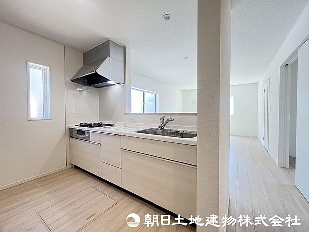 <キッチン>広い家事スペースを確保していますのでご夫婦でのお料理もお楽しみいただけます。