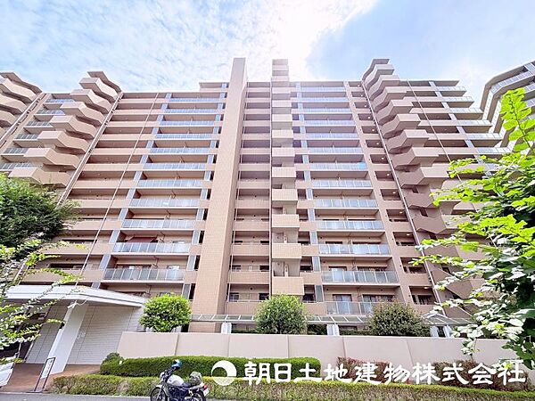 新しい街の一角に誕生する、魅力ある住まいです。周囲の環境と調和しながら、家族の時間を豊かに育む空間を目指しています。