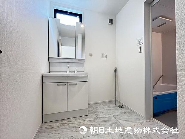 <洗面室>洗面室&浴室はキッチン横から使え家事動線がスムーズです。