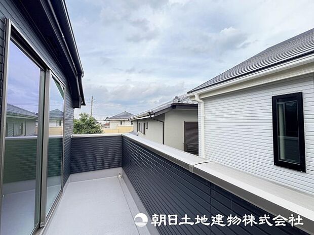 <バルコニー>奥行のあるバルコニーでお洗濯物をゆったりと干せます。