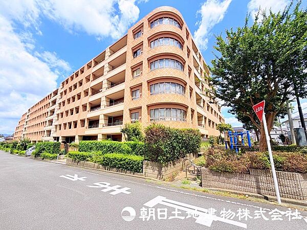流行りに惑わされないモダンな外観は、主張し過ぎず、又、平凡になり過ぎず、閑静な街によく映えます。