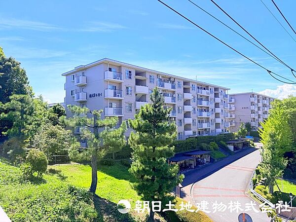 流行りに惑わされないモダンな外観は、主張し過ぎず、又、平凡になり過ぎず、閑静な街によく映えます。