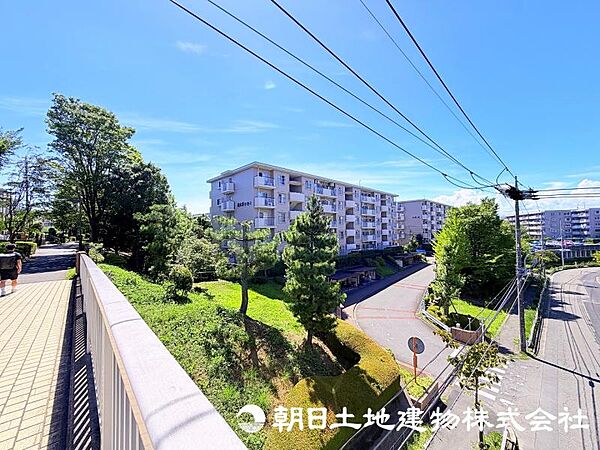落ち着いた印象の外観は、住まいの第一印象を彩る魅力的なポイント。周囲の街並みに調和した佇まいです。