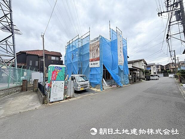 街並みに調和する新しい住まいが建築中です。周辺環境とのバランスを大切にした、快適な暮らしを叶える住まいの完成をお楽しみください。 