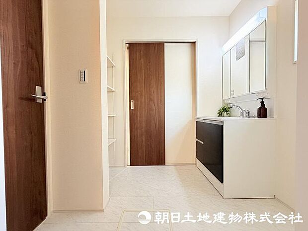<洗面台>すっきりと収納ができる三面鏡タイプの洗面台です。