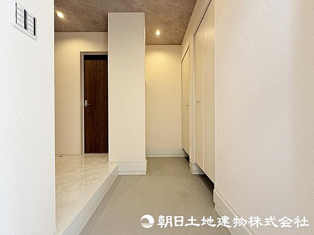 <玄関>広い玄関でお客様をお出迎え致します。