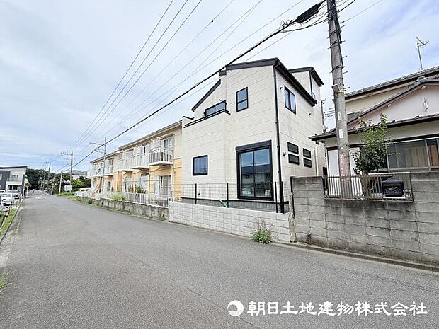 <外観>区画整理地内の幅員6m道路に面して車のすれ違いも楽にできます。