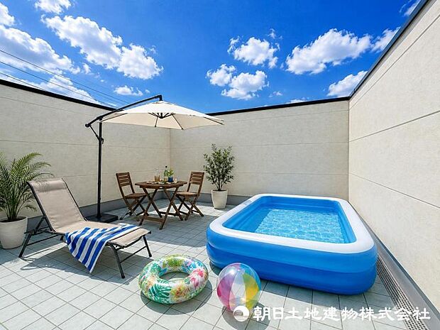 <屋上バルコニー>日常を忘れる開放感のある屋上バルコニーでお寛ぎいただけます。