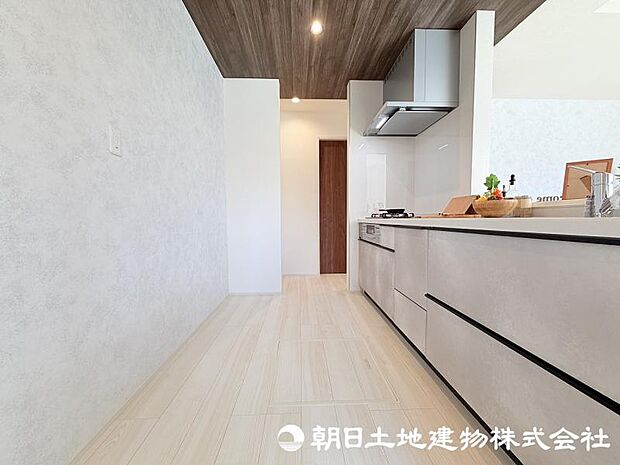 <キッチン>広い家事スペースでご夫婦でのお料理をお楽しみいただけます。