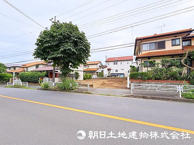 街並みに調和する新しい住まいが建築中です。周辺環境とのバランスを大切にした、快適な暮らしを叶える住まいの完成をお楽しみください。