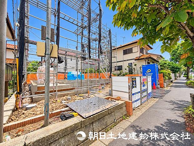 街並みに調和する新しい住まいが建築中です。周辺環境とのバランスを大切にした、快適な暮らしを叶える住まいの完成をお楽しみください。