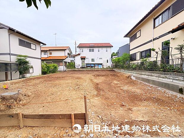 現在建築中の注目物件です。街の景観に配慮した外観と、暮らしやすさを考えた住まいが完成予定です。新しい街の一員となる住まいの誕生をお楽しみください。
