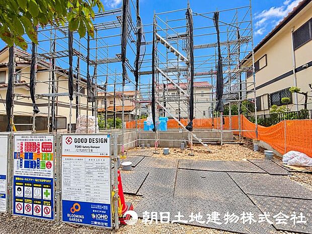 現在建築中の注目物件です。街の景観に配慮した外観と、暮らしやすさを考えた住まいが完成予定です。新しい街の一員となる住まいの誕生をお楽しみください。