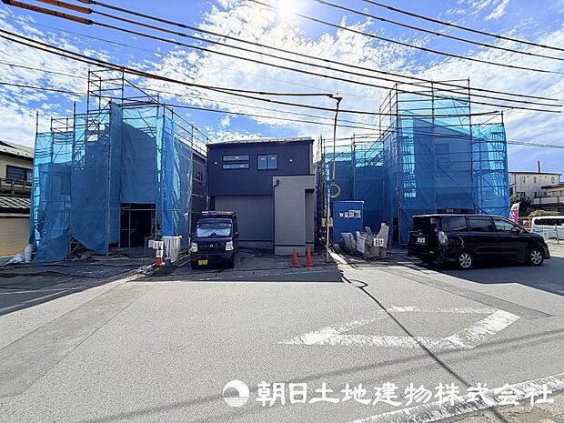 <現地>前面道路が幅員8mありますので車のすれ違いも楽にできます。