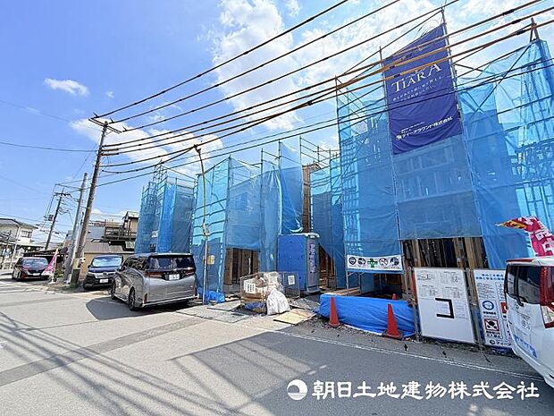 <現地>幅員8m道路に面して車のすれ違いも楽にできます。