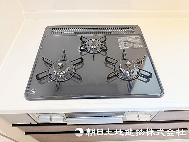 三つ口コンロを備えた使い勝手の良いキッチン。複数の料理を同時に進めることができ、毎日の調理を効率よくサポートします。