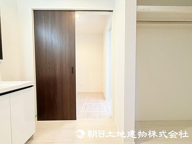 朝の準備から帰宅後の手洗いまで、家族みんなが使いやすい洗面所。快適な暮らしを支える実用的なスペースです。