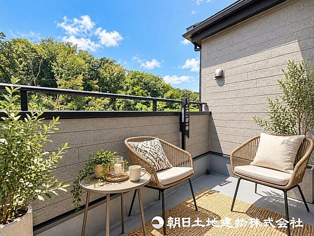 住まいに開放感をプラスするバルコニー。日当たりや風通しを感じながら、心地よい時間を過ごせる場所です。