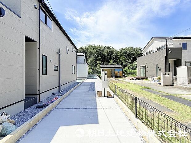 落ち着いた印象の外観は、住まいの第一印象を彩る魅力的なポイント。周囲の街並みに調和した佇まいです。