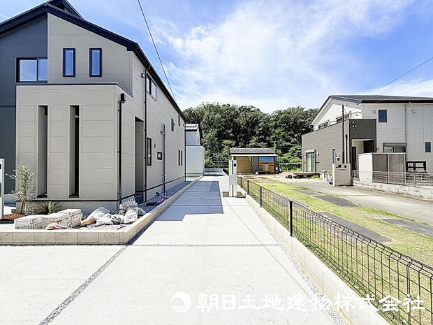 落ち着いた印象の外観は、住まいの第一印象を彩る魅力的なポイント。周囲の街並みに調和した佇まいです。