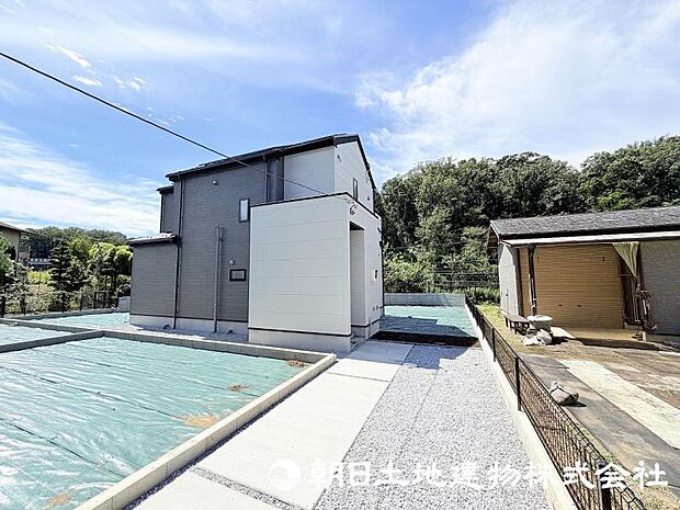 落ち着いた印象の外観は、住まいの第一印象を彩る魅力的なポイント。周囲の街並みに調和した佇まいです。