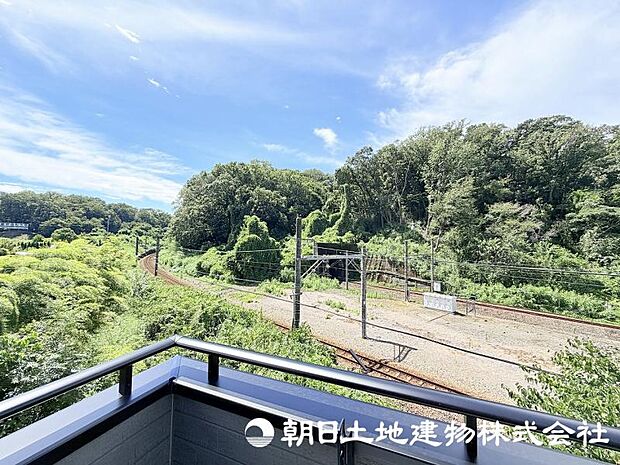 視界が広がる眺望は、住まいに開放感をもたらす魅力のひとつ。日常の中でゆったりとした時間を楽しめます。