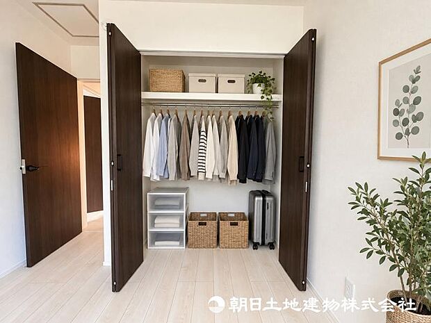 日々増える荷物もすっきり片付けられる収納スペース。居住空間を広く快適に使える便利な設備です。