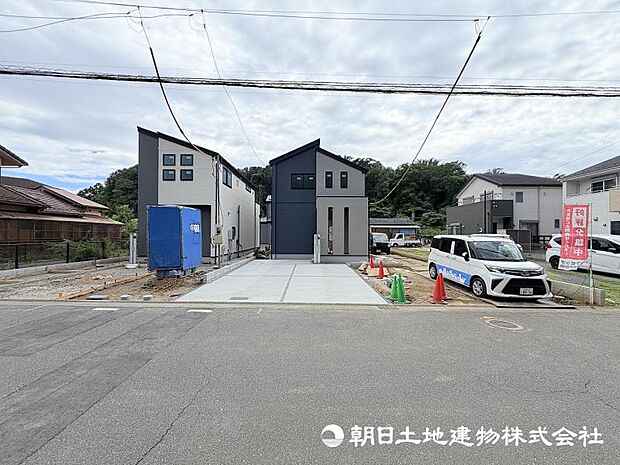 ＜現地＞幅員7.5ｍ道路に面して車のすれ違いも楽にできます。