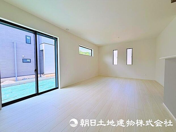 住まう方のライフスタイルに合わせて自由に使えるリビング空間。家族団らんの時間はもちろん、趣味やくつろぎのひとときにもぴったりです。