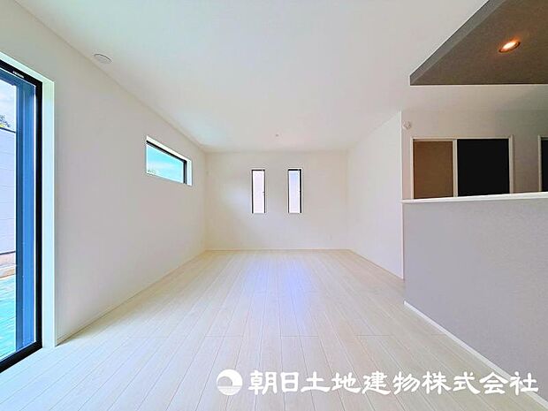 日々の暮らしの中心となるリビングは、居心地の良さと使いやすさを兼ね備えた空間です。家族との会話を楽しみながら、快適な時間を過ごせます。